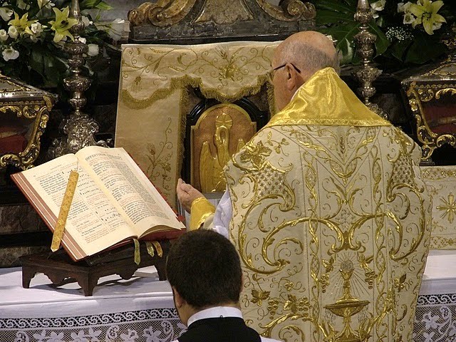 Canon Missa rito ambrosiano casula romana dourada missal