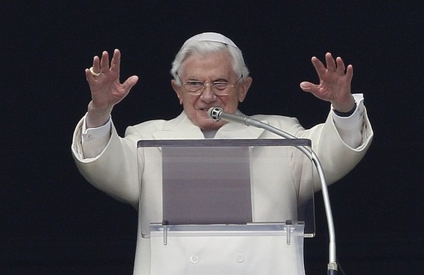 Cumprimento do Papa aos fiéis. Bento XVI