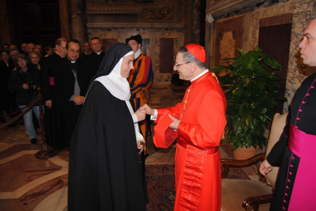 Cardeal Angelo Amato recebe cumprimentos de religiosa, "In calore" novembro 2010