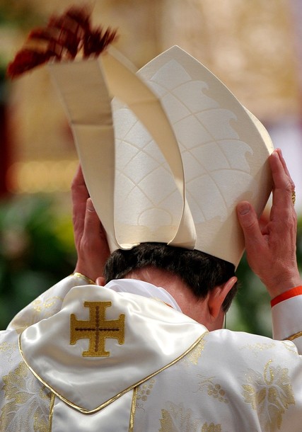 Cardeal Woelki, Arcebispo de Berlim, impõe-se a mitra pinha Basílica Vaticana 19 fevereiro 2012