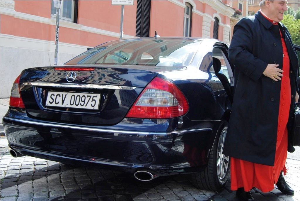 Cardeal chega ao Vaticano em automóvel