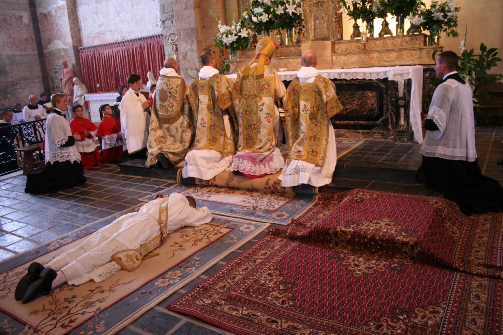 Mons. Nicolas Brouwet ladainhas ordenação presbiteral
