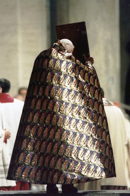 João Paulo II pluvial mal gosto Evangeliário abertura Porta Santa Natal 1999 Ano Santo 2000