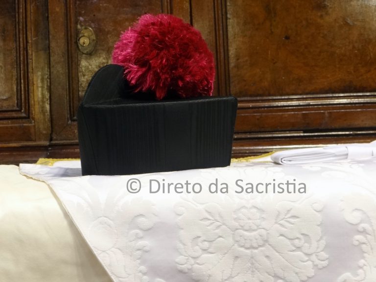 Sobre o uso do barrete na Liturgia - Direto da Sacristia : Direto da ...