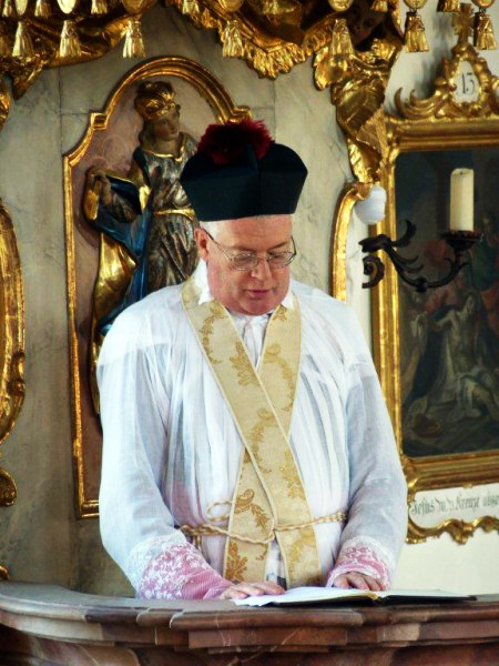 Mons. Guido Pozzo barrete estola cruzada púlpito homilia