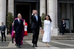 Os reis espanhois deixam a Basílica