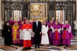 O rei e a rainha juntos com o cabido de Santa Maria Maior O rei e a rainha juntos com o cabido de Santa Maria Maior