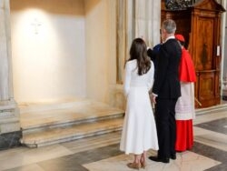 Os reis diante do túmulo do Papa Francisco Os reis diante do túmulo do Papa Francisco